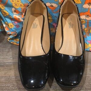 Heel the world Black Chunk heel pump. Brand new.‎ NWOT Size 8